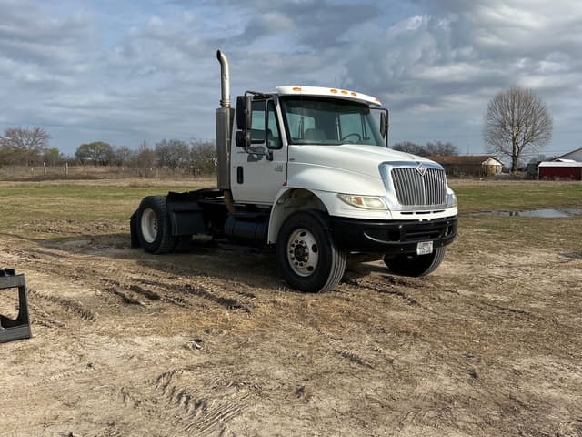 Image of International 4400 equipment image 2