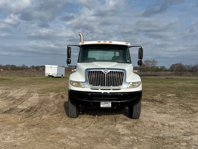 Image of International 4400 equipment image 1