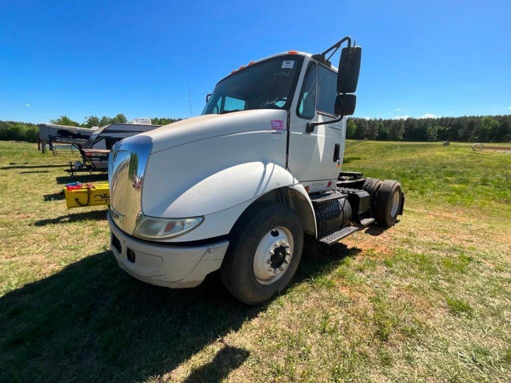 2006 International 4800 Equipment Image0