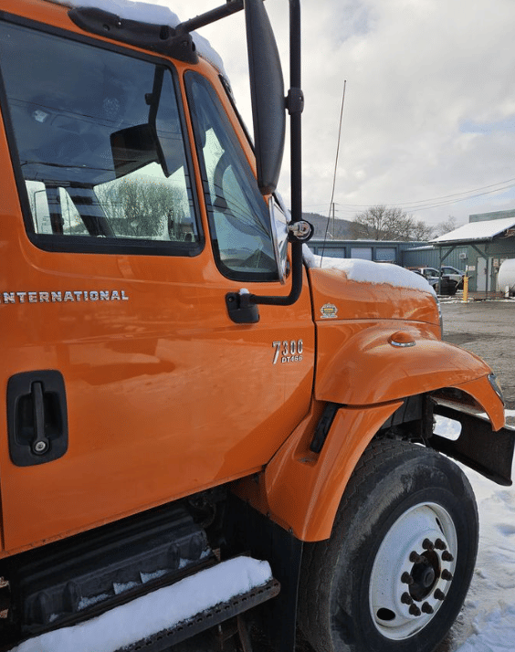 Image of International 7300 equipment image 4