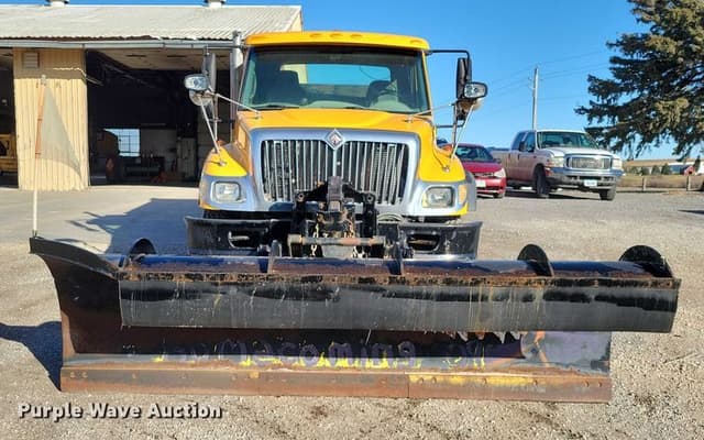 Image of International 7300 equipment image 1