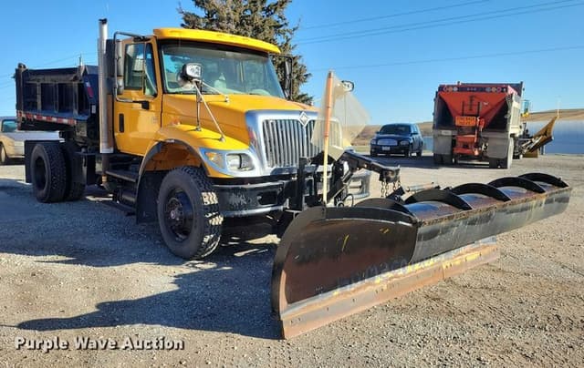 Image of International 7300 equipment image 2