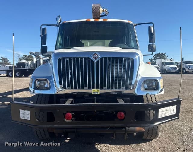 Image of International 7400 equipment image 1