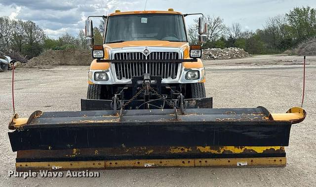 Image of International 7400 equipment image 1