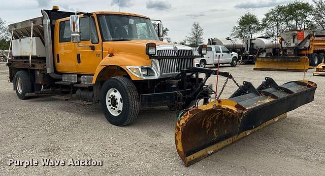 Image of International 7400 equipment image 4