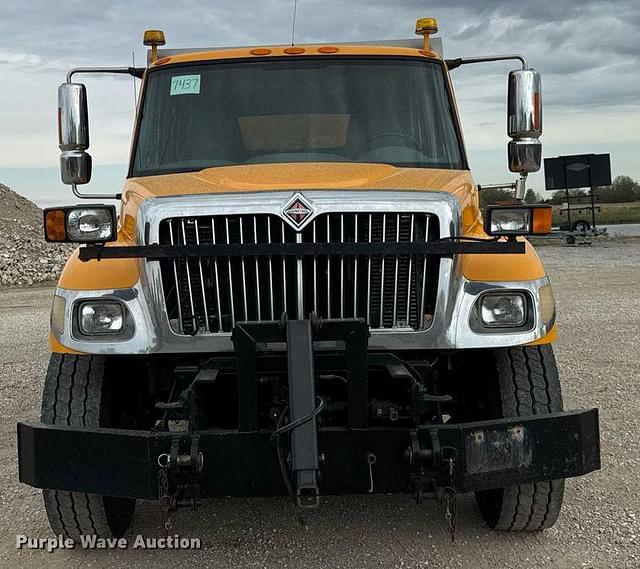 Image of International 7400 equipment image 1
