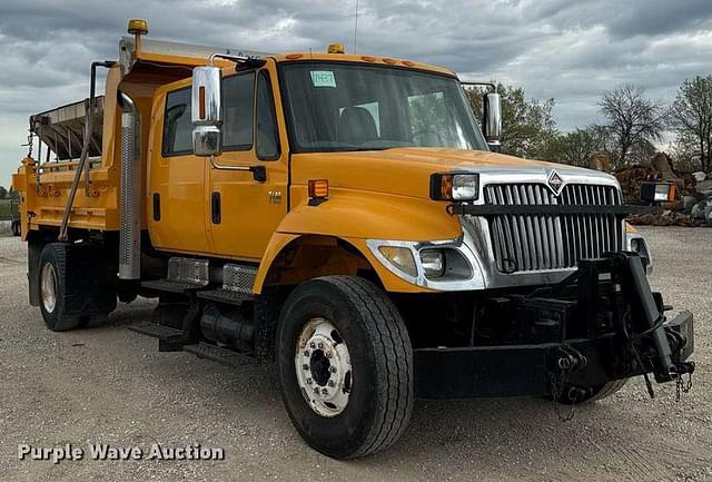 Image of International 7400 equipment image 2