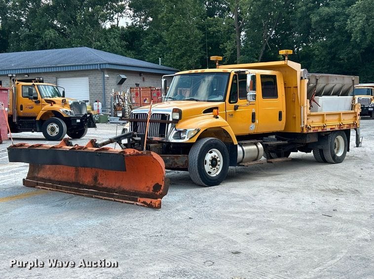 2006 International 7400 Equipment Image0