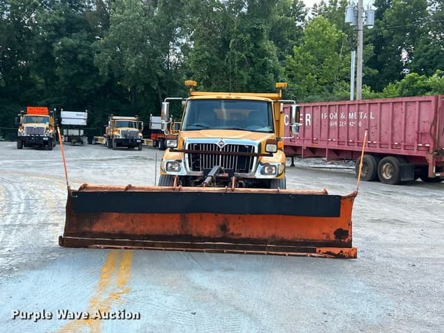 Image of International 7400 equipment image 1