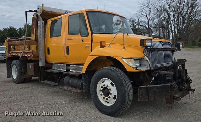 Image of International 7400 equipment image 2