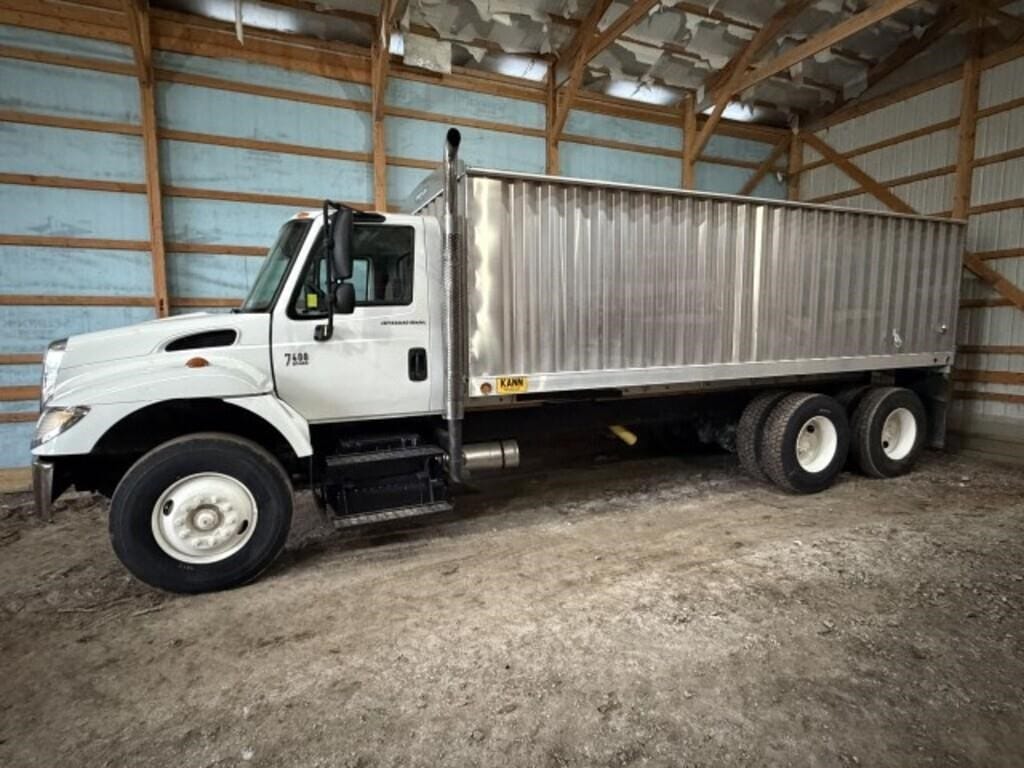 2006 International 7400 Equipment Image0