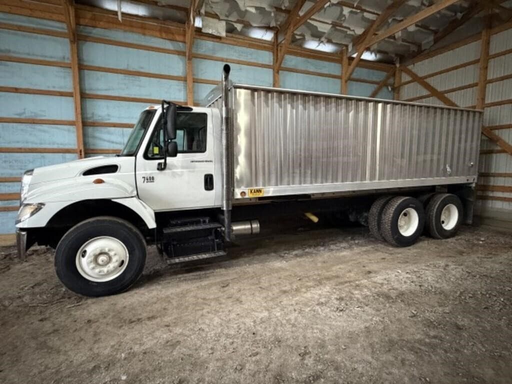 Image of International 7400 Primary image