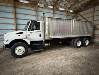 2006 International 7400 Equipment Image0