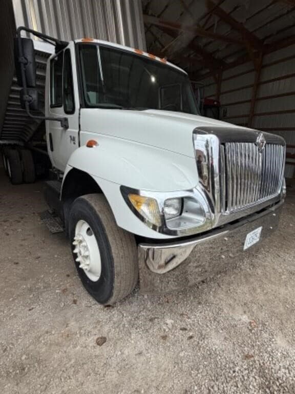 Image of International 7400 equipment image 2