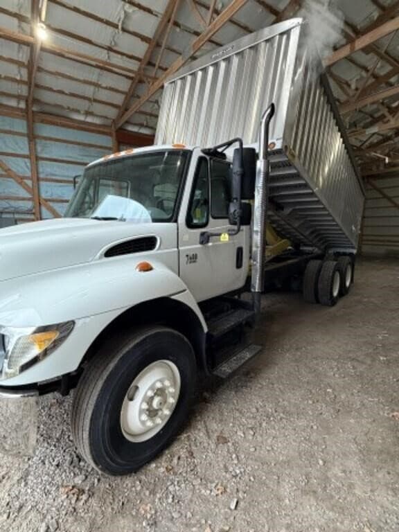 Image of International 7400 equipment image 3