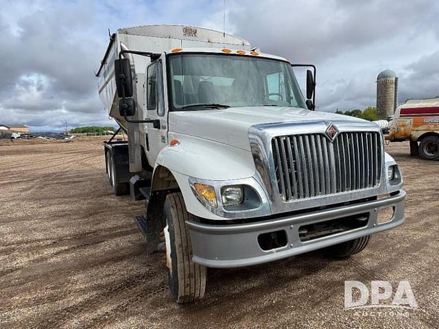 Image of International 7400 equipment image 3