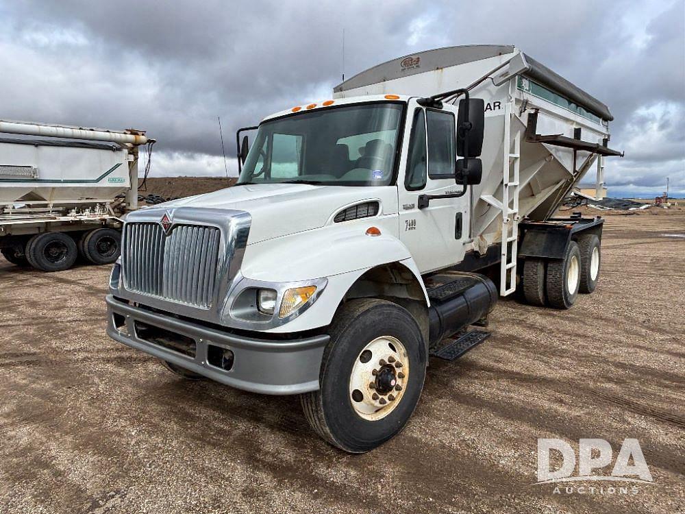 Image of International 7400 Primary image