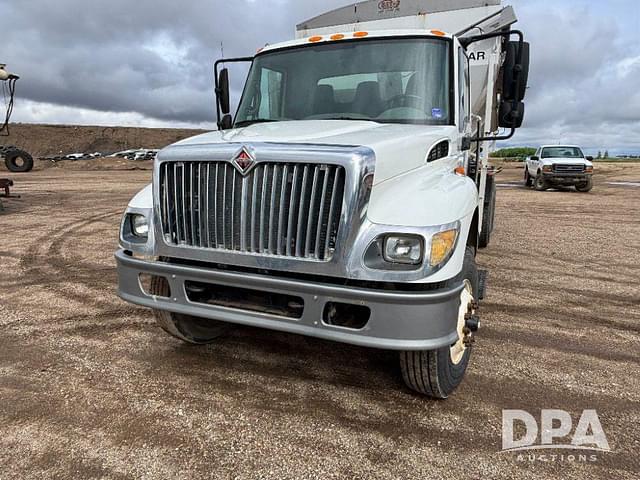 Image of International 7400 equipment image 1