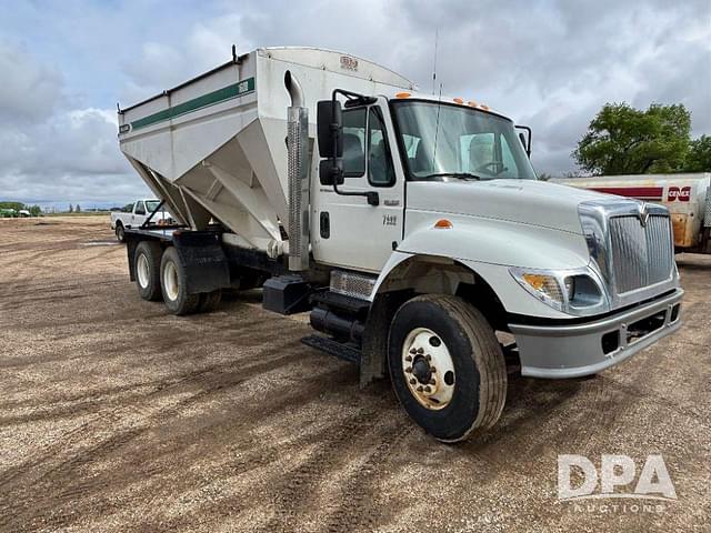 Image of International 7400 equipment image 4