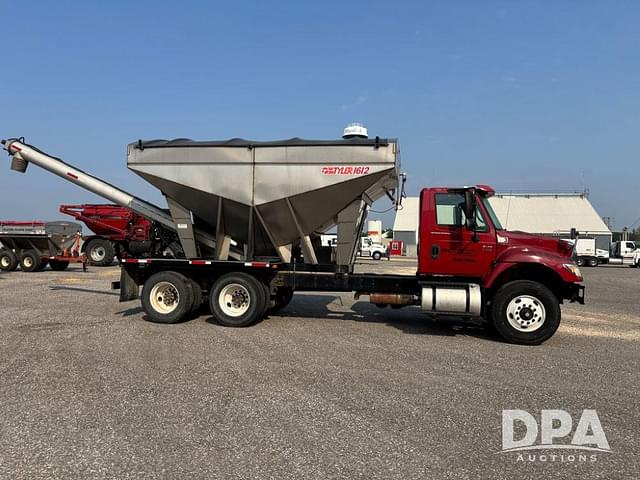 Image of International 7400 equipment image 4