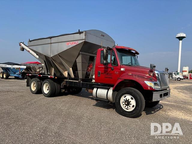 Image of International 7400 equipment image 1