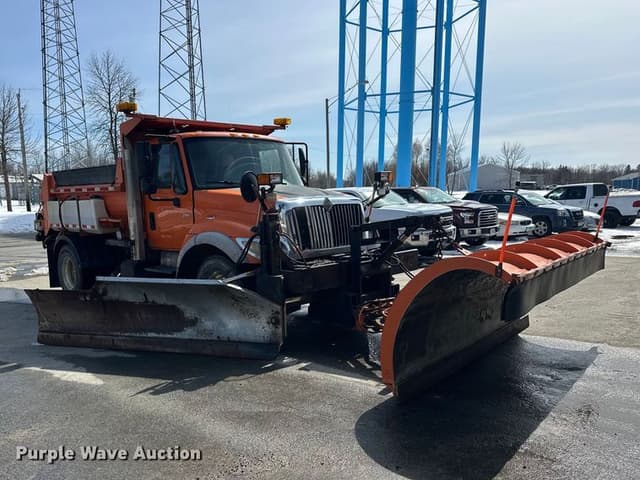 Image of International 7400 SFA equipment image 2