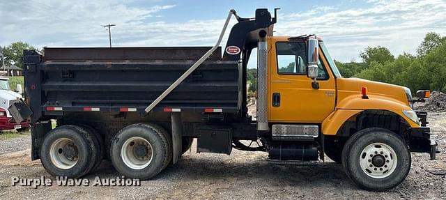 Image of International 7400 equipment image 3