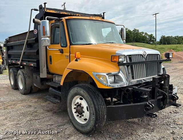 Image of International 7400 equipment image 2