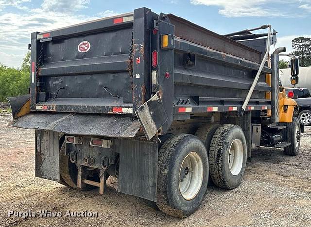Image of International 7400 equipment image 4