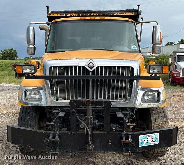 Image of International 7400 equipment image 1
