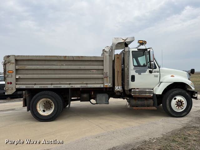 Image of International 7400 equipment image 3