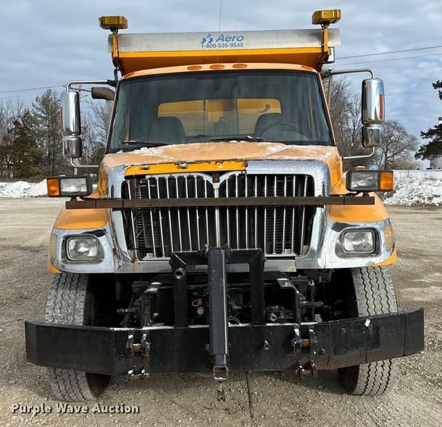 Image of International 7400 equipment image 1