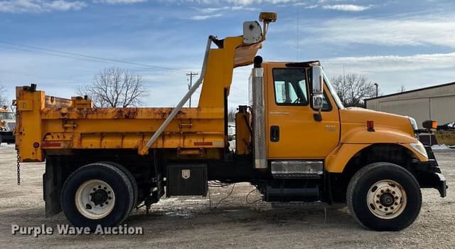 Image of International 7400 equipment image 3