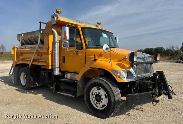 Image of International 7400 equipment image 2