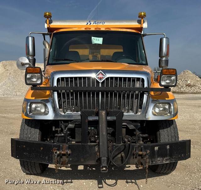 Image of International 7400 equipment image 1