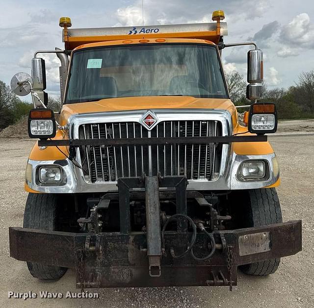 Image of International 7400 equipment image 1