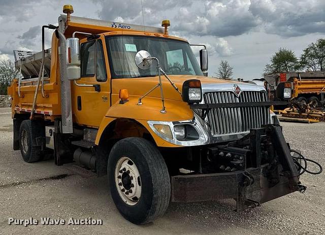 Image of International 7400 equipment image 2