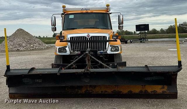 Image of International 7400 equipment image 1