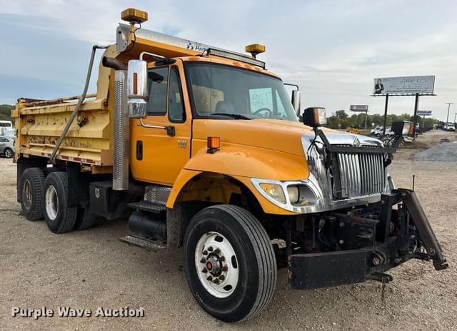 Image of International 7400 equipment image 2