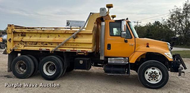 Image of International 7400 equipment image 3