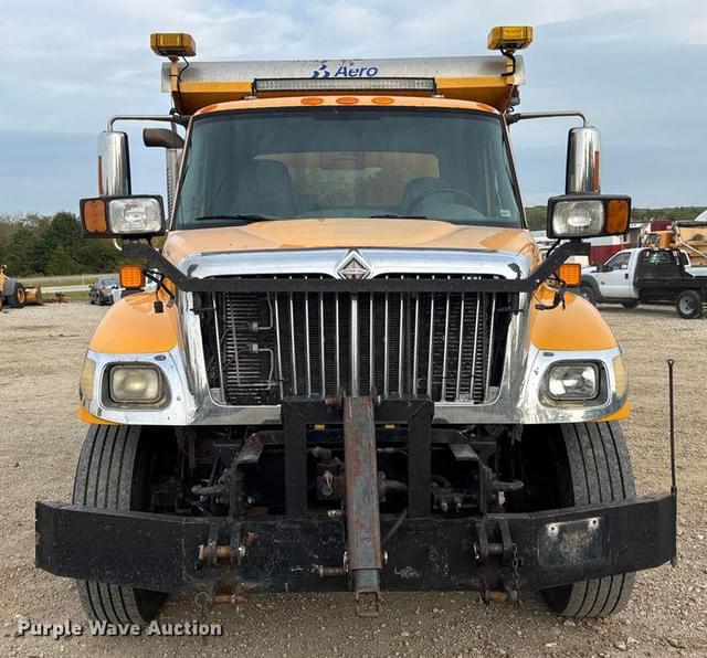 Image of International 7400 equipment image 1