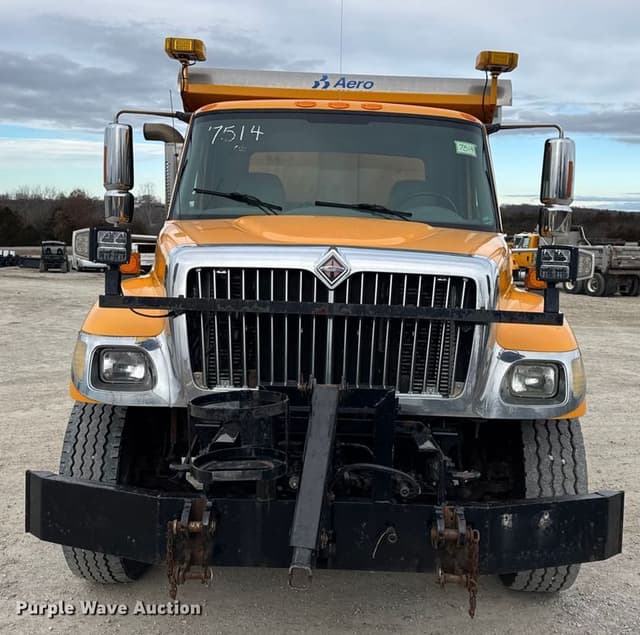 Image of International 7400 equipment image 1