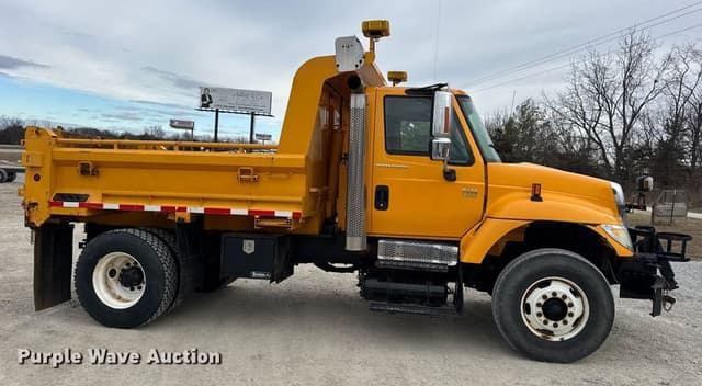 Image of International 7400 equipment image 3