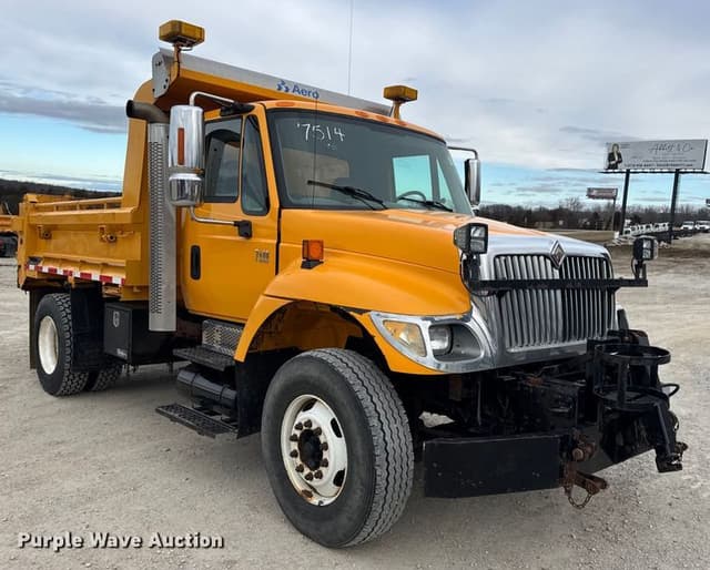 Image of International 7400 equipment image 2