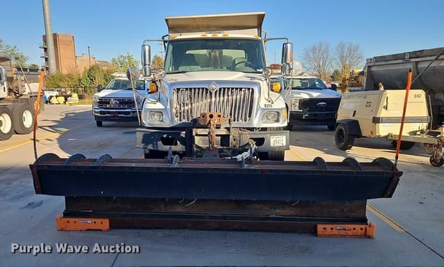 Image of International 7400 equipment image 1