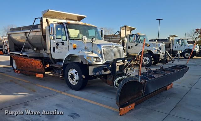 Image of International 7400 equipment image 2