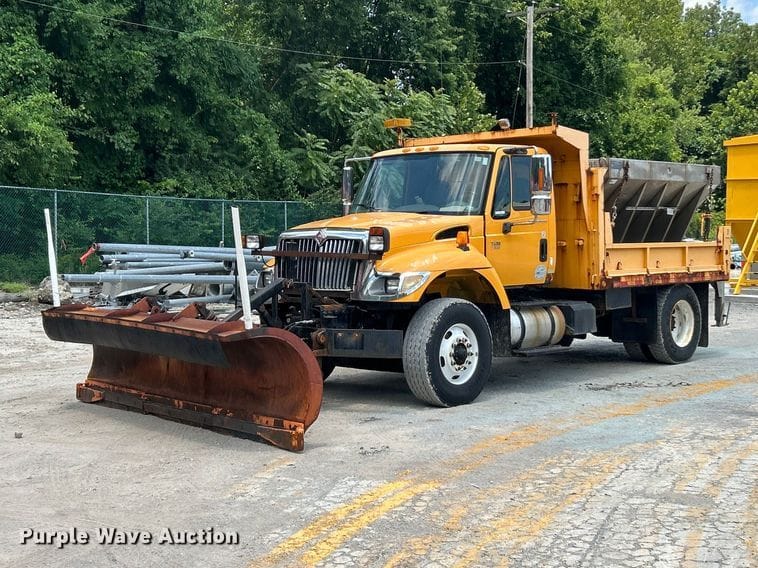 2006 International 7400 Equipment Image0