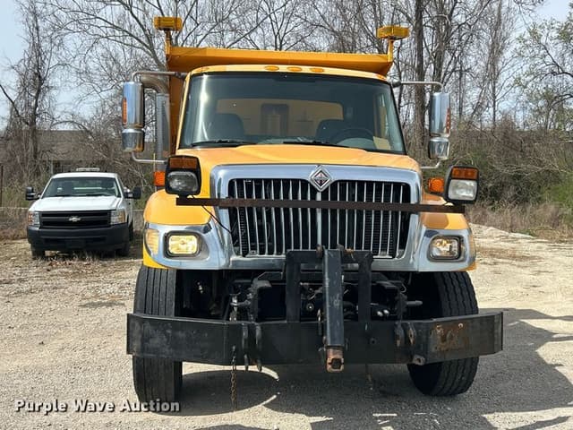 Image of International 7400 equipment image 1