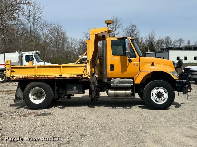 Image of International 7400 equipment image 3