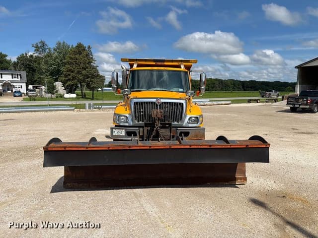Image of International 7400 equipment image 1